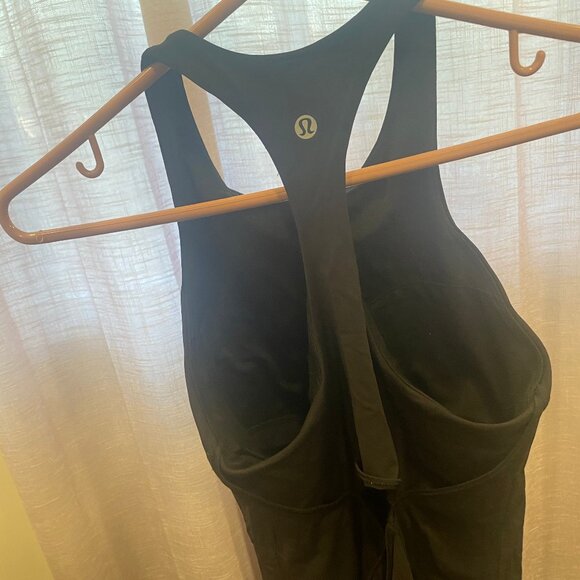 Size 6 Racerback Lululemon work out top - Picture 2 of 2